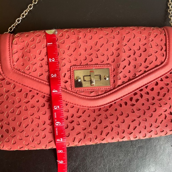 Aldo Laser Cut Coral and Gold Shoulder Bag - Picture 9 of 13